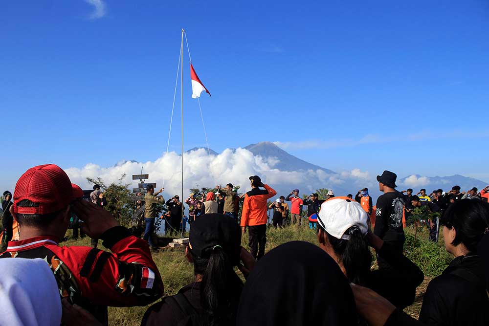  Pendaki Gelar Upacara Bendera di Gunung Bekel Mojokerto