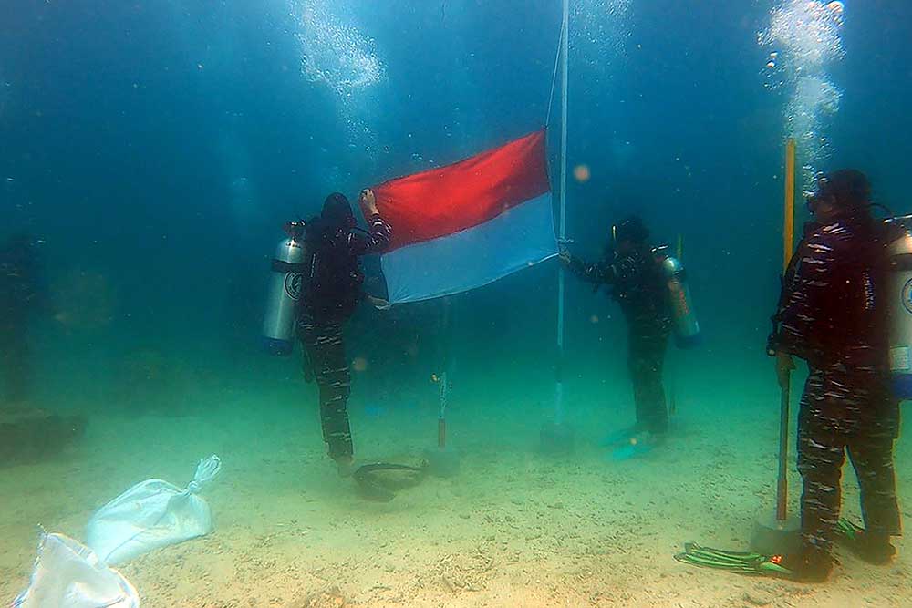  Pengibaran Bendera Merah Putih di Dasar Laut Raja Ampat Papua