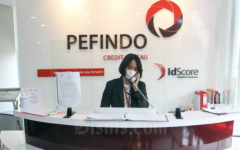 Karyawati beraktivitas di kantor PEFINDO Biro Kredit (IdScore), Jakarta, Senin (11/10/2021). Bisnis/Arief Hermawan P