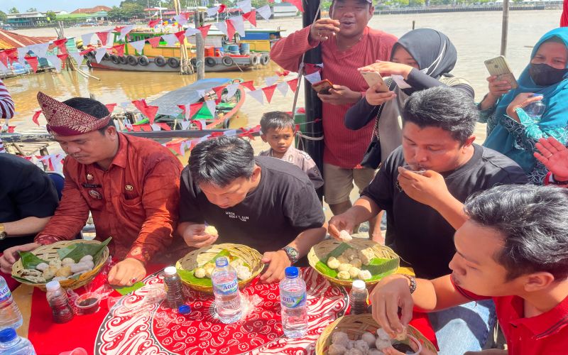  Bukan Kerupuk, Warga Palembang Gelar Lomba Cepat Makan Pempek