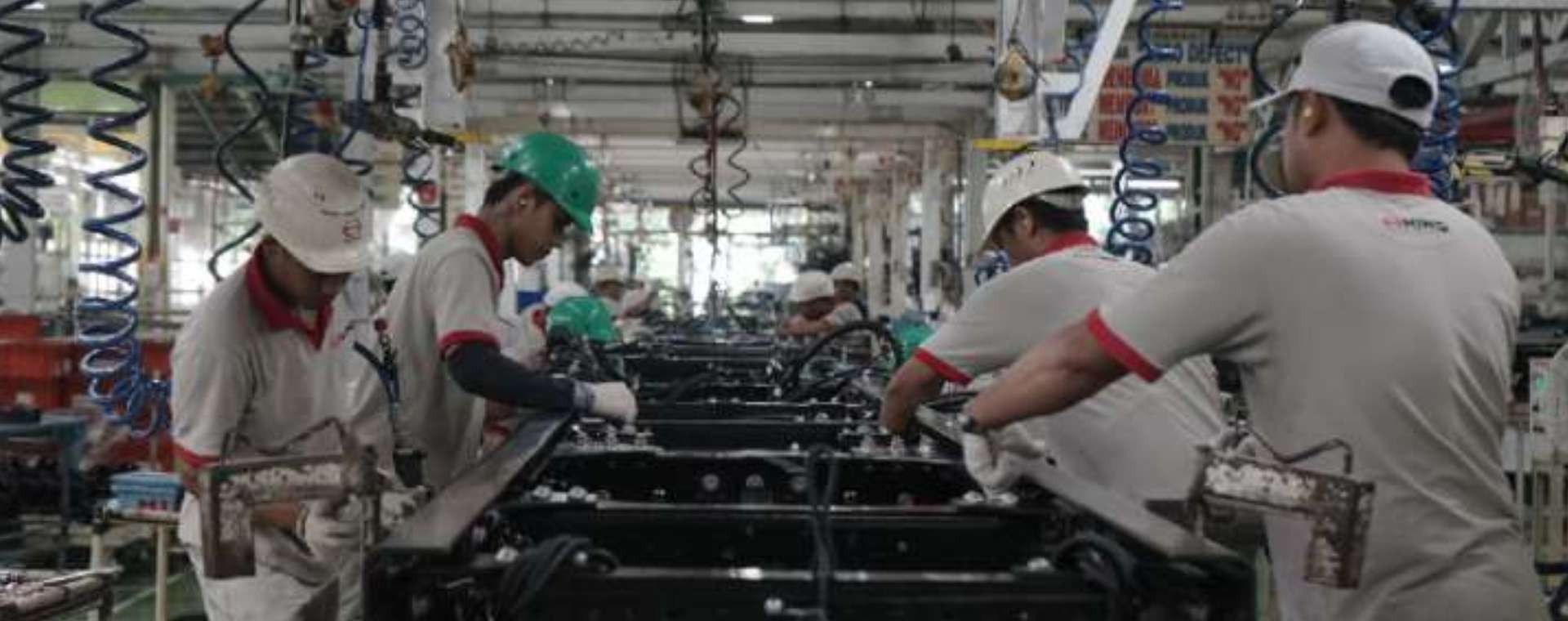 Menperin Agus: Otomotif, Juru Gedor Manufaktur Cetak Devisa Suasana pekerja di pabrik Hino di Karawang, Jawa Barat / Istimewa