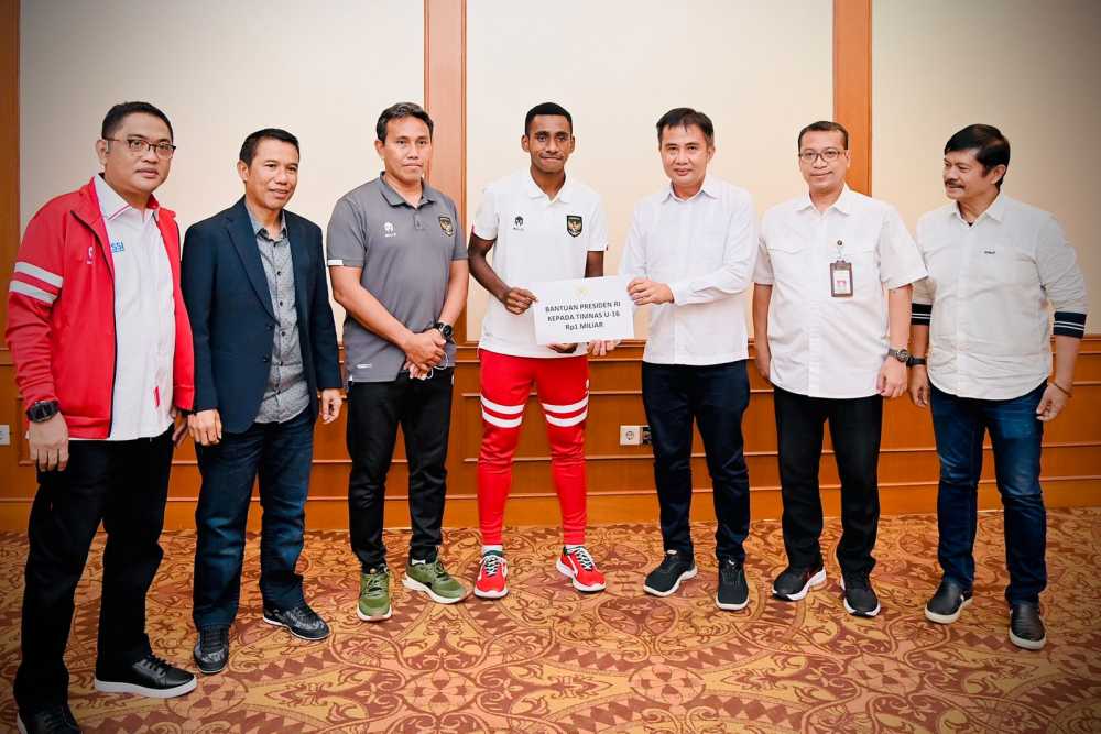Jokowi memberikan apresiasi berupa bonus sebesar Rp1 milyar kepada Tim Nasional Sepak Bola U-16 atas prestasinya menjuarai Piala AFF U-16 Tahun 2022 / Setpres