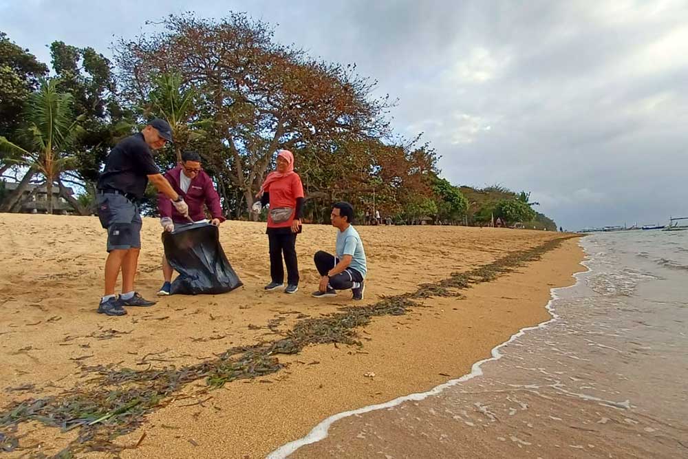  Aksi Bersih Pantai CIMB Niaga Syariah