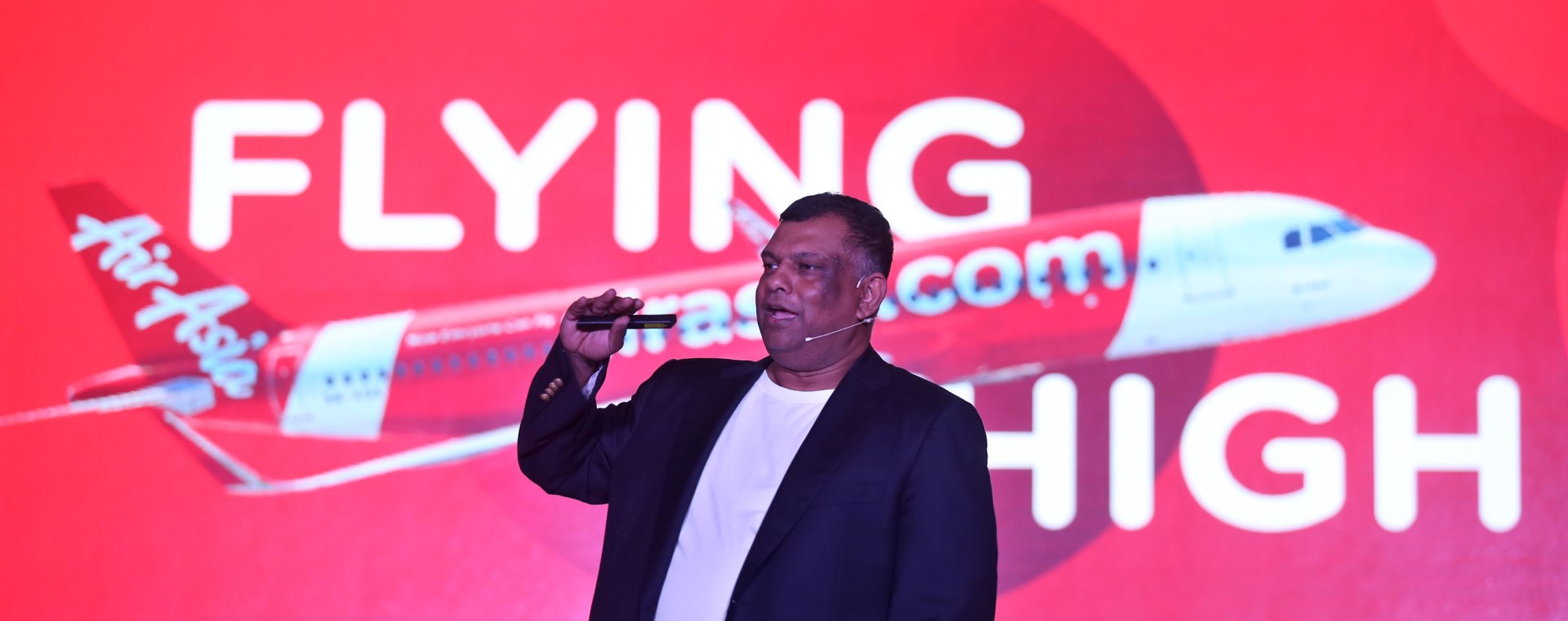  Sepak Terjang Bos Air Asia Tony Fernandes hingga Usung Penantang Ojol