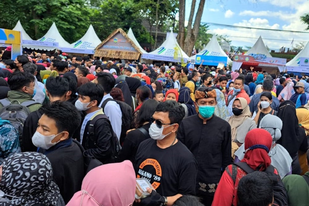  HUT ke-77 Jabar: Lautan Warga di Gedung Sate Bikin Cemas