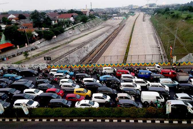 Kendaraan bermotor terjebak kemacetan lalu lintas di jalan di atas Tol Cinere-Jagorawi (Cijago) seksi II yang belum beroperasi di Depok, Jawa Barat, Sabtu (11/5/2019)./ANTARA-Yulius Satria Wijaya