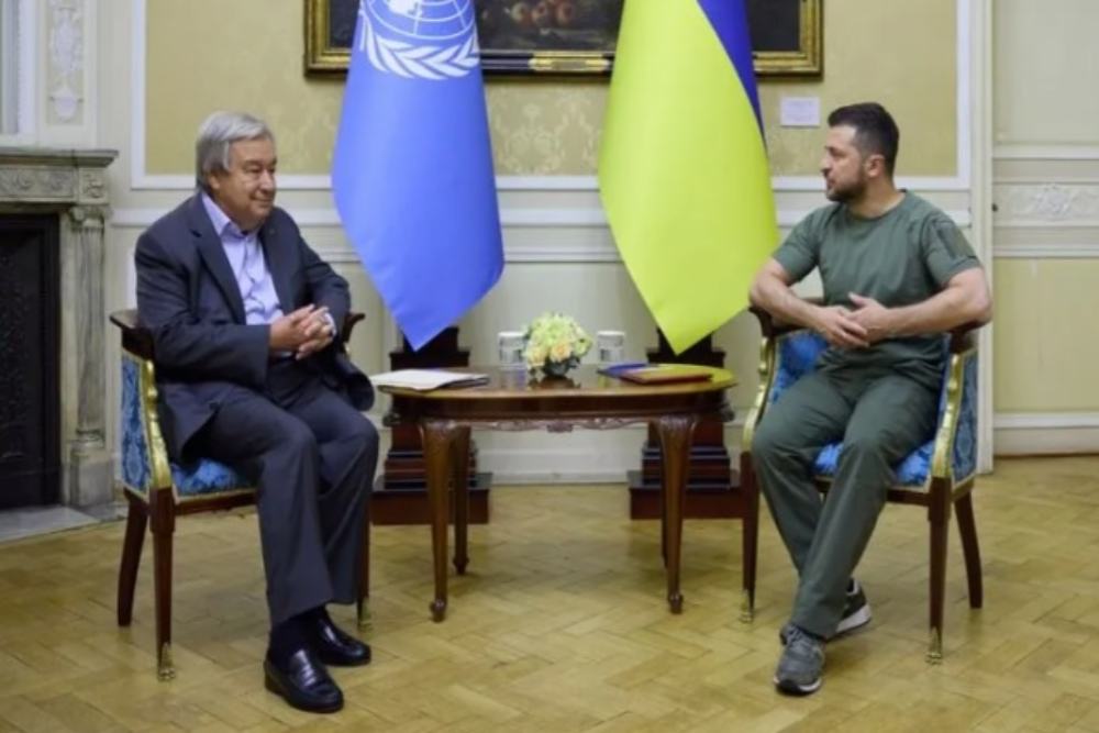 Presiden Ukraina Volodymyr Zelenskyy (kanan) dan Sekjen PBB Anotnio Guterres melakukan pertemuan di Ukraina, Rabu (17/8/2022). /Antara