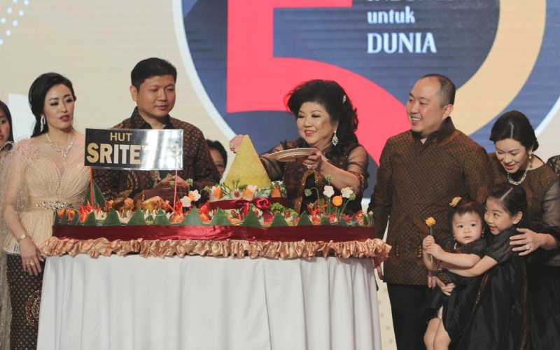 Susyana Lukminto, Komisaris Utama PT Sri Rejeki Isman Tbk (ketiga dari kiri), dalam sebuah acara./Istimewa