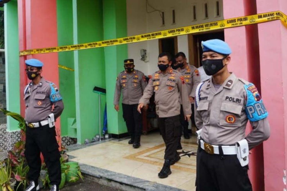 Kapolda Jateng Irjen Pol.Ahmad Luthfi mengecek rumah tempat beroperasinya sindikat operator judi online di Purbalingga, Sabtu - ANTARA/ HO-Humas Polda Jateng.