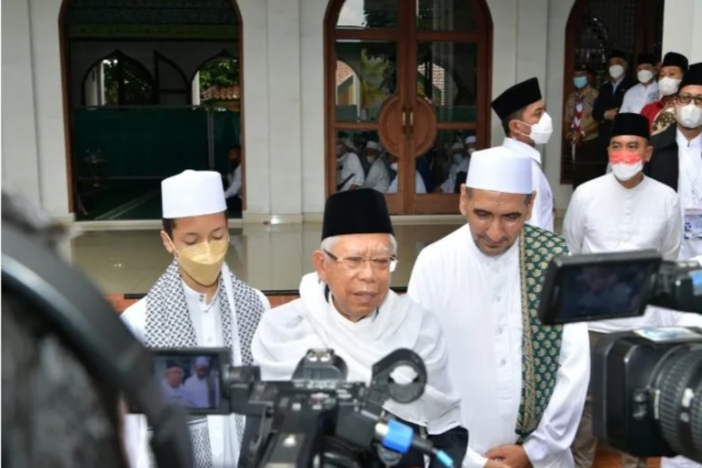Wapres Maruf Amin memberikan keterangan kepada wartawan usai menghadiri Acara Haul Ulama Indonesia ke-23 Tahun Almarhum Habib Umar Bin Hood Alatas di Depok, Jawa Barat, Sabtu (20/8/2022). /Antara