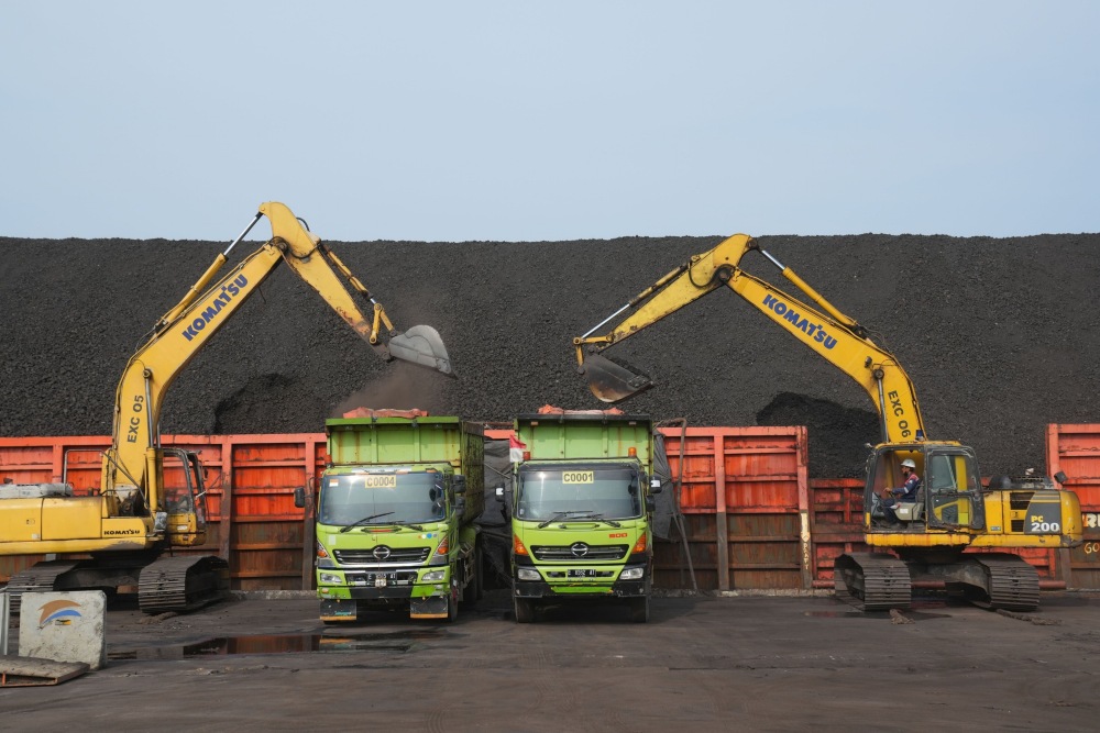 Alat berat Komatsu produksi UNTR memuat batu bara di Pelabuhan Cirebon di Jawa Barat, Rabu, (11/5/2022). Bloomberg - Dimas Ardian 