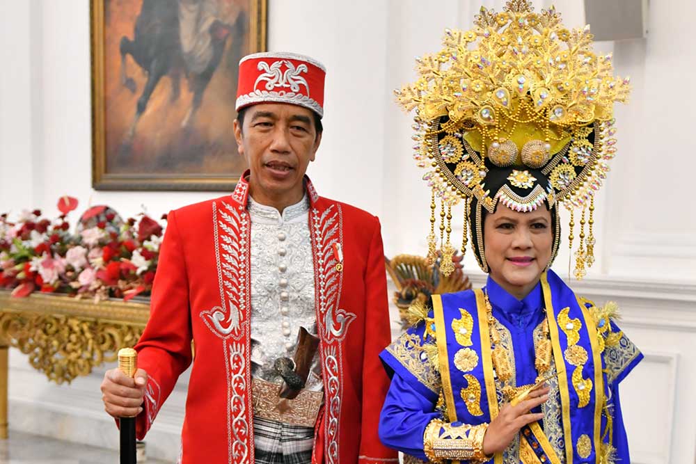 Tiba di Provinsi Jawa Timur, Jokowi Bagikan Bansos di Pasar Pucang Anom