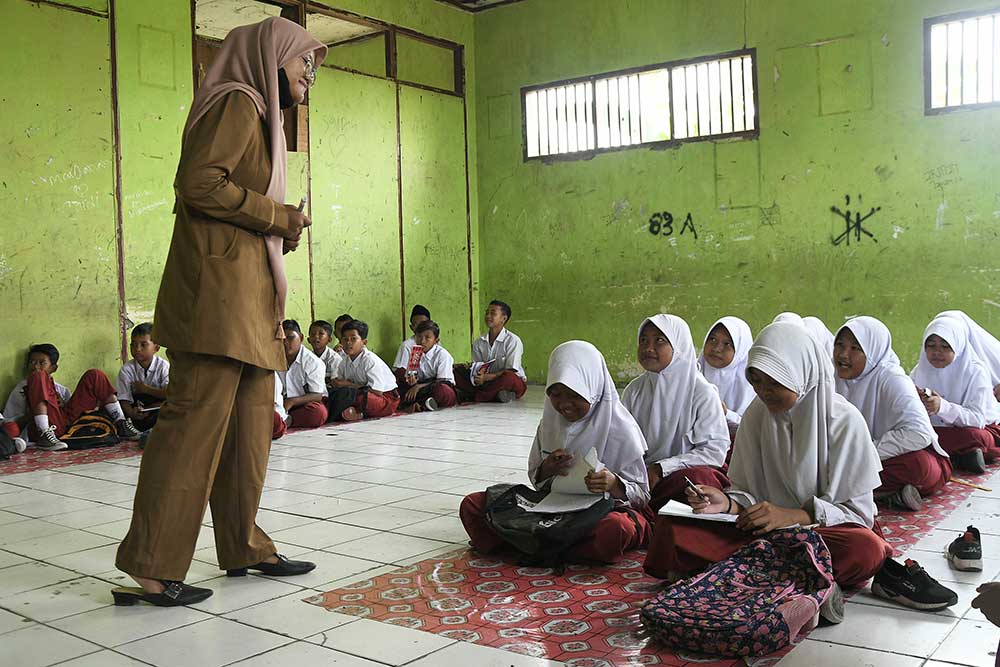  Sekolah SD Negeri di Bekasi Kekurangan Meja dan Kursi Untuk Siswa