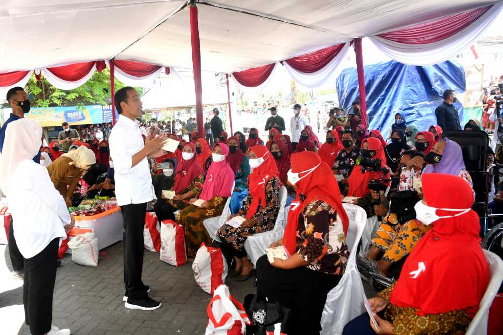  Tiba di Sidoarjo, Jokowi Bagikan Bansos di Pasar Larangan