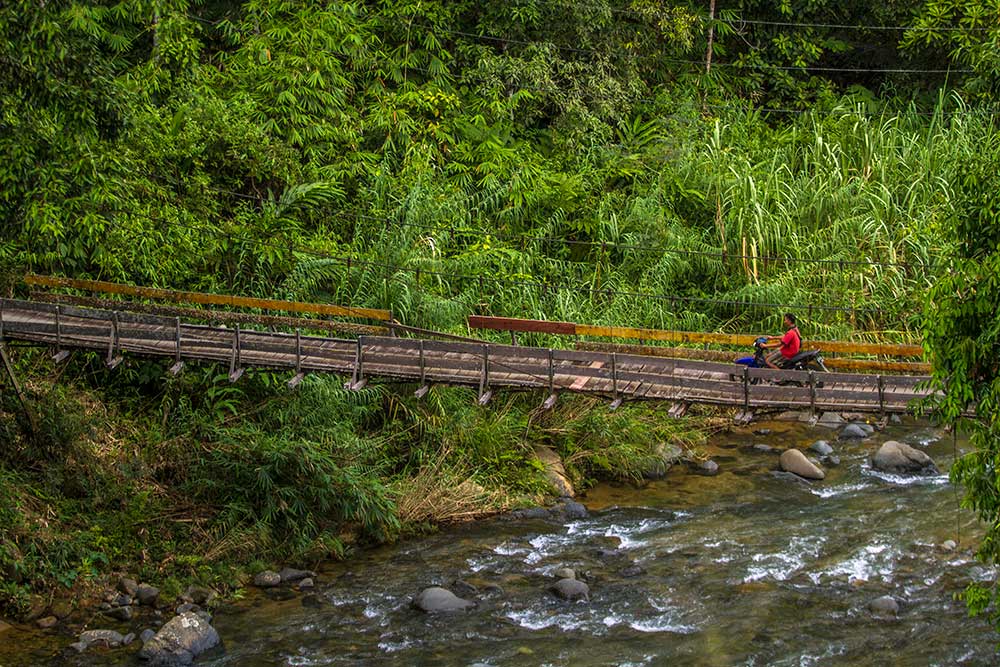  Warga Nekat Gunakan Jembatan Gantung Yang Rusak di Kalimantan Selatan