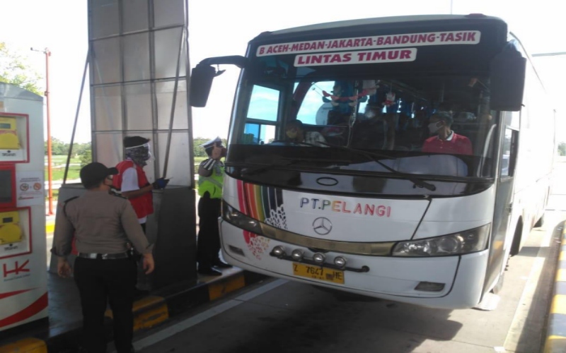 Petugas gabungan memeriksa bus AKAP Pelangi di gerbang tol Kayuagung, OKI, Sumsel. istimewa