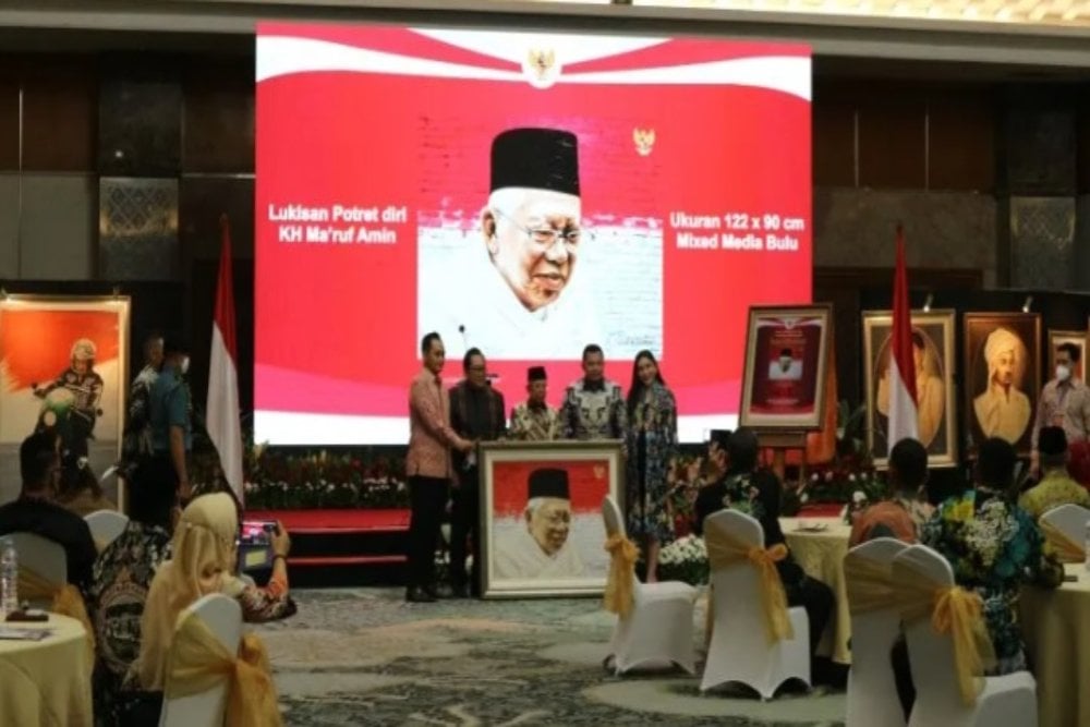 Lukisan potret diri Wakil Presiden Maruf Amin laku terjual senilai Rp1,5 miliar dalam pameran lukisan karya pelukis Firdaus Alamhudi Nuansa Kemerdekaan di Jakarta, Senin (22/8/2022)./Antara