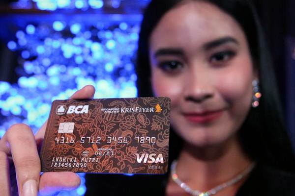 Model memperlihatkan Kartu Kredit BCA Singapore Airlines KrisFlyer Visa Infinite saat peluncurannya, di Jakarta, Senin (3/12/2018)./JIBI-Dedi Gunawan