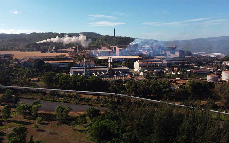 Foto udara pabrik pengolahan nikel milik PT Aneka Tambang Tbk. di Kecamatan Pomalaa, Kolaka, Sulawesi Tenggara. ANTARA FOTO/Jojon