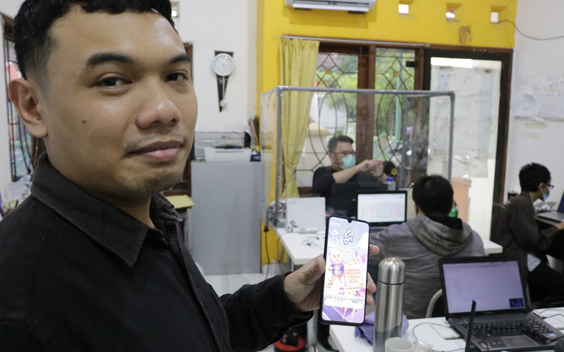 Glenn Andrenorman Anggoro, CEO Sidji Studio, menunjukkan gim MaGer kepada tim Bisnis saat ditemui di studionya di wilayah Pedurungan Lor, Kota Semarang./Bisnis-Muhammad Faisal Nur Ikhsan.