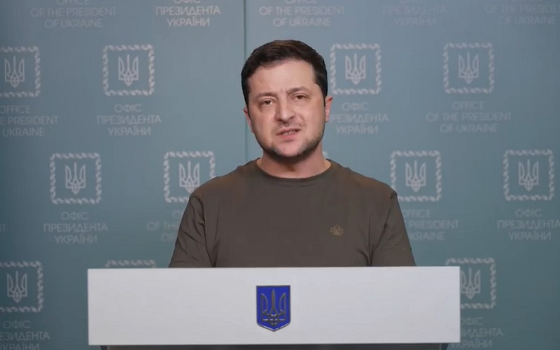 Presiden Ukraina Volodymyr Zelensky memberikan keterangan melalui video yang diunggah di Facebook