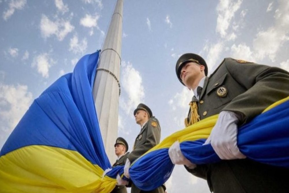 Anggota Pasukan Kehormatan bersiap mengibarkan bendera nasional Ukraina di tengah-tengah masih berlangsungnya invasi Rusia saat Upacara Peringatan Hari Bendera Nasional di Kyiv, Ukraina, Selasa (23/8/2022). Hari Bendera Nasional dirayakan satu hari sebelum Peringatan Hari Kemerdekaan Ukraina yang jatuh setiap tanggal 24 Agustus./Antara