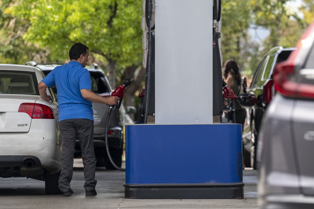 Warga Amerika Serikat sedang mengisi bahan bakar di stasiun pengisian bahan bakar AS./Bloomberg