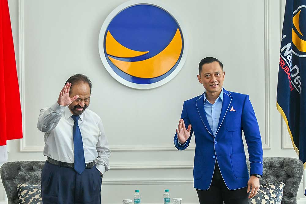 Ketua Umum Partai NasDem Surya Paloh (kiri) berbincang dengan Ketua Umum Partai Demokrat Agus Harimurti Yudhoyono  (kanan) di Kantor DPP Nasdem, Jakarta, Kamis (23/6/2022). ANTARA FOTO/Galih Pradipta