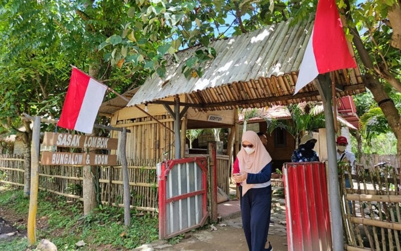 Wisatawan lokal berkunjung ke Desa Wisata Kuta, Lombok usai acara Superbike. Sirkuit Mandalika kini menarik perhatian wisatawan lokal untuk  berfoto di sekitar sirkuit./Bisnis-Novita Sari Simamora