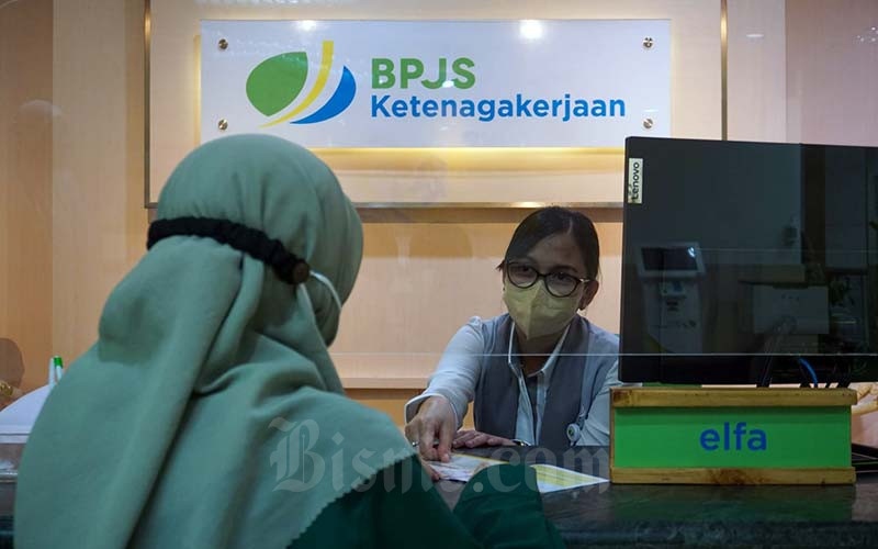 Karyawati melayani peserta di salah satu kantor cabang BPJamsostek di Jakarta (24/1/2022). Bisnis/Suselo Jati