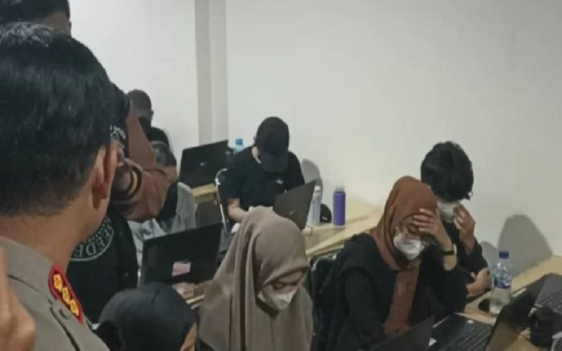 Polda Metro Jaya menggerebek kantor pinjaman online (pinjol) ilegal yang berlokasi di salah satu ruko di Pantai Indah Kapuk, Penjaringan, Jakarta Utara, Rabu (26/1)./Antara
