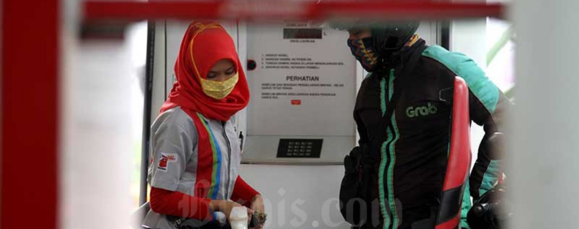 Pengemudi ojek online mengisi BBM di salah satu stasiun pengisian bahan bakar umum (SPBU) di Jakarta, Selasa (14/4/2020). Bisnis/Arief Hermawan P