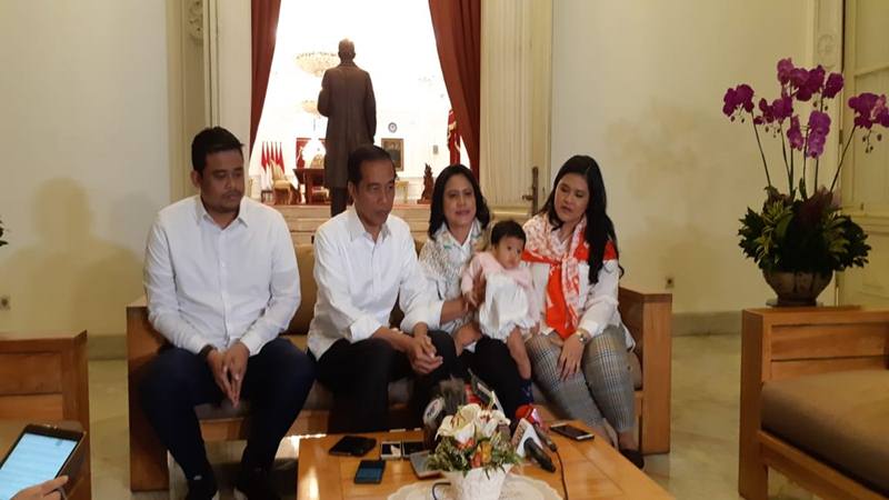 Joko Widodo (Jokowi) ditemani oleh Ibu Iriana Joko Widodo, Kahiyang Ayu, Bobby Nasution, dan cucunya Sedah Mirah di debat capres putaran II, Minggu (17/2/2019). JIBI/Bisnis/Amanda Kusumawardhani