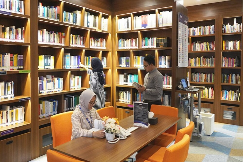 Foto: Suasana DDTC Library yang ada di Menara DDTC. Perpustakaan perpajakan yang terbuka untuk umum ini memiliki hampir 4.000 koleksi buku, jurnal, dan publikasi lainnya. 
