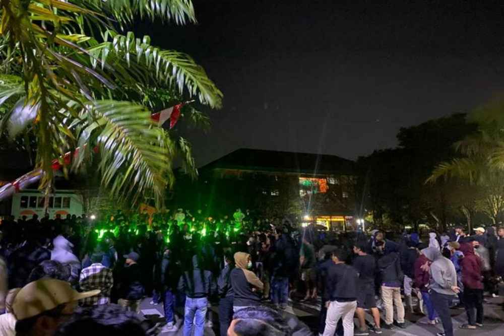 Ratusan warga geruduk kampus UIN Raden Mas Said cari pelaku yang diduga melakukan penganiayaan terhadap rekannya, Kamis 25 Agustus 2022 - Solopos