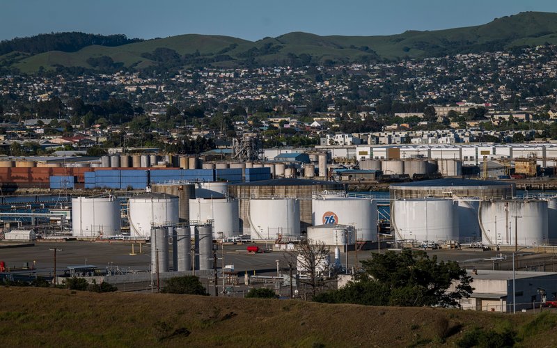 Tempat penyimpanan minyak di Pelabuhan Richmond in Richmond, California/ Bloomberg - David Paul Morris