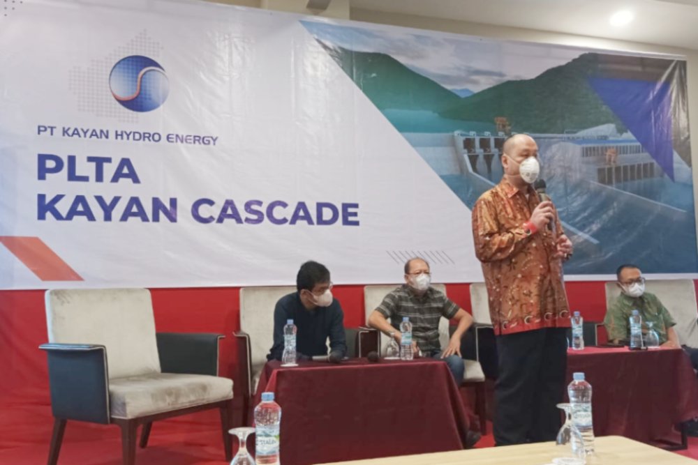 Direktur Utama PT KHE Andrew Suryali sedang melakukan presentasi mengenai progres pembangunan PLTA Kayan Cascade didampingi Direktur Operasional PT KHE Khaeroni dan sejumlah pakar lainnya, di Tanjung Selor, Kaltara, Sabtu (26/08/2022).