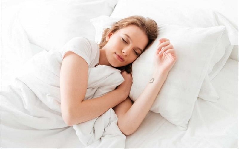  Pernah Merasa 'Ketindihan' Saat Tidur? Ini Penyebabnya Secara Medis