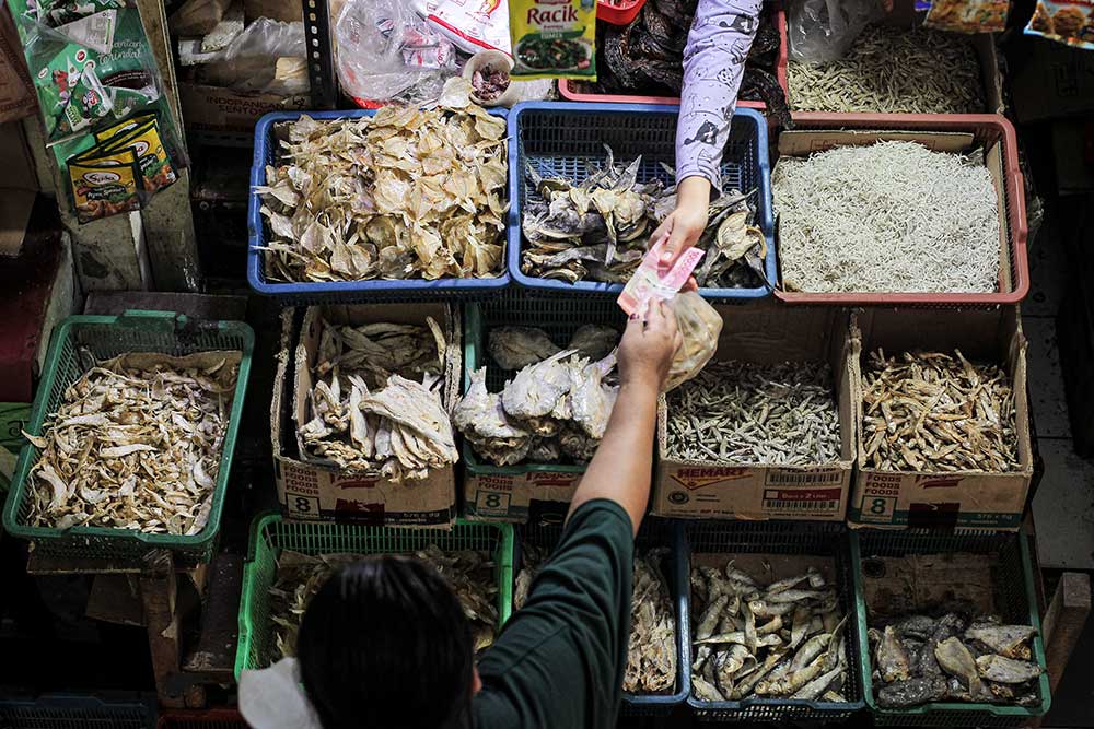 Pedagang melayani pembeli di Pasar Karbela, Jakarta, Senin (9/5/2022). Badan Pusat Statistik (BPS) mencatat inflasi pada April 2022 sebesar 0,95 persen month on month (mom) atau secara tahunan sebesar 3,47 persen year on year (yoy) yang disebabkan kenaikan harga minyak goreng, daging ayam ras dan telur ayam ras. ANTARA FOTO/Dhemas Reviyanto