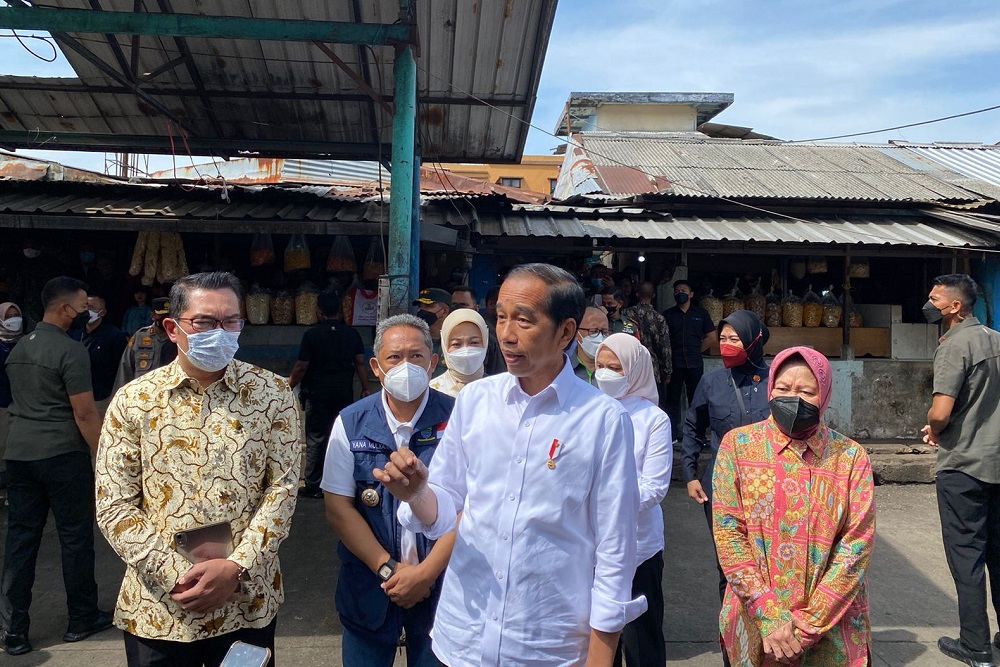  Kunjungi Kota Bandung, Jokowi Serahkan Bantuan Sembako dan Modal Usaha untuk 100 PKH