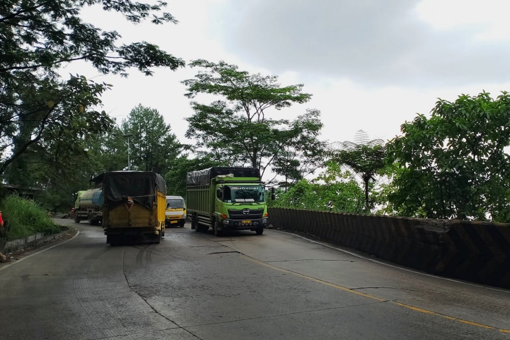 Kondisi arus lalu lintas di jalan Sitinjau Lauik, Padang, Sumatra Barat, Sabtu (27/8/2022). /Bisnis-Noli Hendra