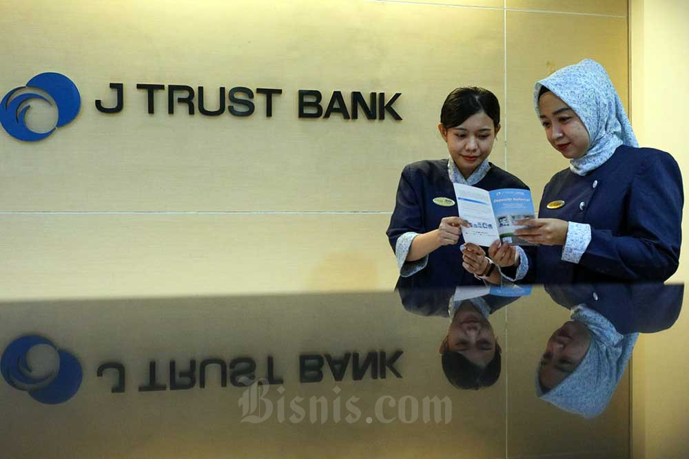 Karyawati beraktivitas di salah satu kantor cabang PT Bank J Trust Indonesia Tbk. di Jakarta, Senin (1/8/2022). Bisnis/Suselo Jati