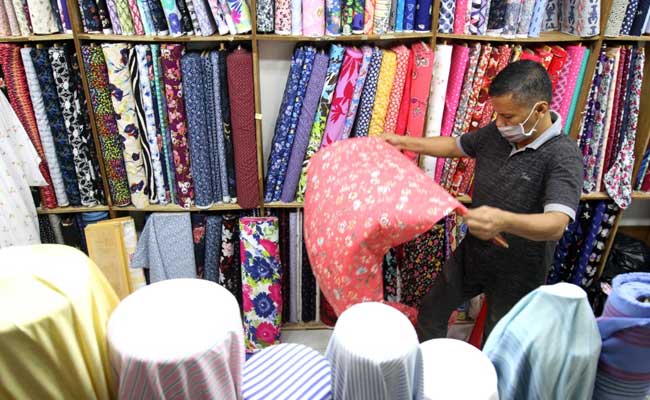 Pedagang menata kain tekstil di pasar Tanah Abang, Jakarta, Selasa (11/2/2020). Bisnis/Arief Hermawan 