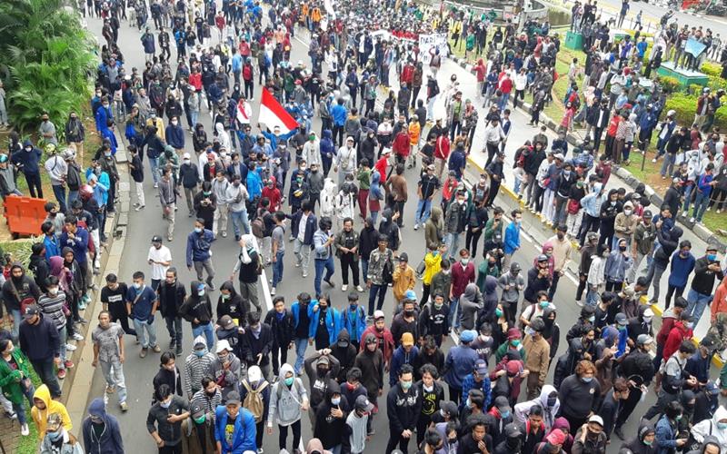 Demo mahasiswa di dekat Istana, Kamis (8/10/2020). JIBI/Bisnis-Rayful Mudassir
