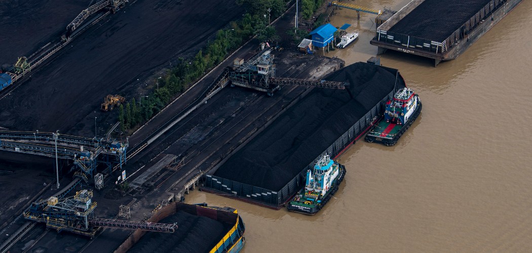 Sejumlah kapal tongkang pengangkut batubara melakukan bongkar muatan di perairan Sungai Musi, Palembang, Sumatera Selatan, Senin (19/7/2021). Kementerian ESDM menetapkan Harga Batubara Acuan (HBA) Juli 2021 menjadi US$115,35 per ton atau mengalami kenaikan US$15,02 per ton dari US$100,33 per ton pada bulan Juni 2021./ANTARA FOTO-Nova Wahyudi