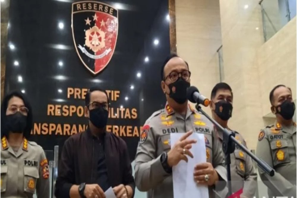 Kepala Divisi Humas Polri Irjen Pol. Dedi Prasetyo memberikan keterangan pers tentang penetapan tersangka Bharada E di Mabes Polri, Jakarta, Rabu (3/8/2022)./Antara