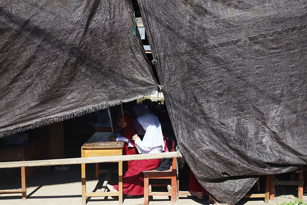  Siswa di Mamuju Terpaksa Belajar di Tenda Darurat Karena Gedung Sekolah Rusak Akibat Gempa Bumi