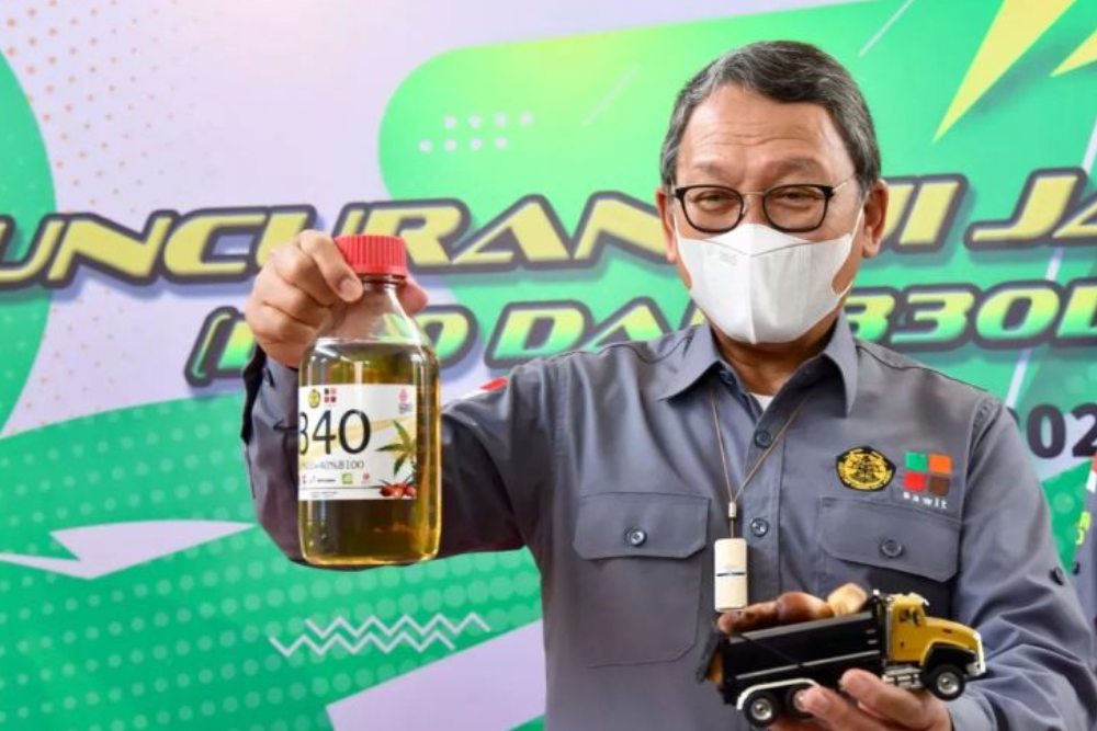 Menteri ESDM Arifin Tasrif menunjukkan produk bahan bakar B40 saat melakukan peluncuran kegiatan uji jalan kendaraan diesel di Jakarta, Rabu (27/7/2022). ANTARA/HO-Kementerian ESDM.