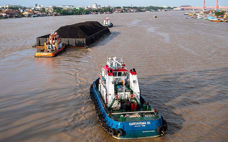Sebuah kapal tongkang pengangkut batu bara melintas di Sungai Musi, Palembang, Sumatera Selatan, Jumat (14/1/2022). ANTARA FOTO/Nova Wahyudi