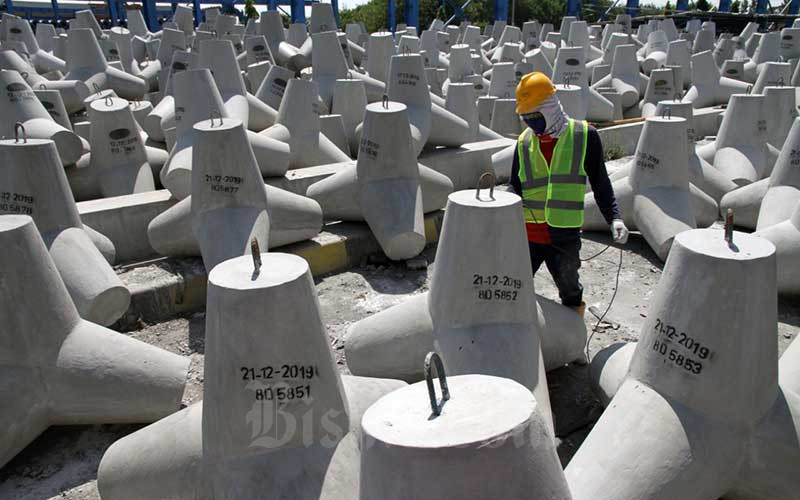 Pekerja PT Waskita Beton Precast Tbk. (WSBP) menyelesaikan proses akhir pembuatan produk Spun Pile di Plant Karawang Jawa Barat, Rabu (17/6/2020). Bisnis/Dedi Gunawan 